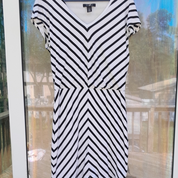 White House Black V-Neck Sheath Black White Small Dress - Picture 1 of 6